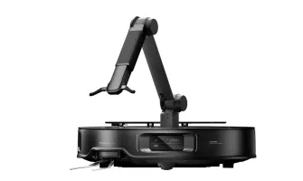 Ez a robotporszívó egy robotkarral tudja felvenni a zoknikat
